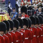 Féretro de la reina Isabel II siendo trasladado del palacio de Buckingham a Westminster Hall en Londres 14 septiembre 2022.