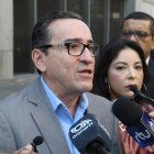 El legislador Fernando Cedeño (i) acudió a la Fiscalía con la asambleísta Pamela Aguirre (d) a la Fiscalía.