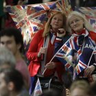 Dos mujeres aguardan el paso del cortejo fúnebre por Isabel II este miércoles.