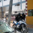 La mujer se lanzó desde la terraza del hotel y aterrizó sobre un vehículo.