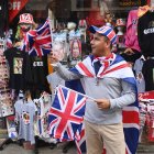 Una persona ofrece recuerdos de la bandera de la Unión a la venta en una tienda en Windsor, en Gran Bretaña, este 12 de septiembre.