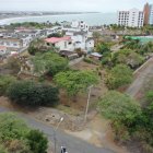 La Victoria. Esta ciudadela tiene años. Es una de las primeras de Playas y está en total abandono. No hay rastro de aceras, allí caminan incluso entre polvo.