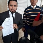 El abogado Álvaro Jacho muestra la denuncia que presentó en la Fiscalía por lo ocurrido a Nicol.