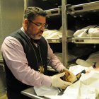 El investigador forense Gene Hernández, de la Oficina del Médico Forense del Condado de Pima muestra un cráneo durante una entrevista el 12 de septiembre de 2022 en la morgue de la oficina en Tucson, Arizona. EFE/María León