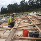 Reparación. Los hijos de una de las afectadas por el temporal reparan los techos.