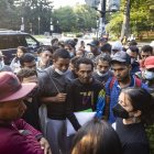 Dos autobuses llenos de migrantes de América Central y del Sur llegan a las afueras de la residencia de la vicepresidenta Kamala Harris en el Observatorio Naval temprano en la mañana en Washington, DC, EE.UU. EFE/EPA/JIM LO SCALZO
