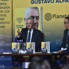 Alfaro en la presentación de su libro.