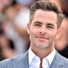 Actor Chris Pine luce sus canas al natural
