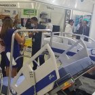Visitantes a la Medicom 2022 consultan sobre las novedades en camas para salas de hospitales y consultorios.