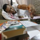 Tito Montoya, afiliado al IESS, muestra las pastillas que requiere para tratar la leucemia.