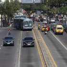 Tránsito. A diario y a cualquier hora los autos particulares irrespetan el uso exclusivo del carril de la metrovía.