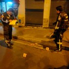 Evidencia. Cinco vainas hallaron en el exterior del local comercial donde se produjo el suceso.