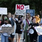 Personas se manifiestan a favor del derecho al aborto en Falls Church, Virginia (EE.UU.), en una fotografía de archivo.
