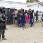 Militares custodian los exteriores de la Unidad Educativa Dolores Veintimilla de Galindo.