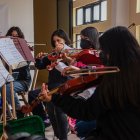 Jóvenes indígenas tzotziles, del proyecto musical "Por la paz de la zona norte", ensayan el 10 de septiembre de 2022, en el Centro Cultural de San Cristóbal de las Casas, Chiapas (México). EFE/Carlos López