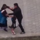 Cañar. Un hombre violento fue filmado cuando agredía a una mujer y su hija en el cantón Tambo.