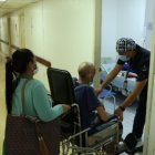 Un enfermero ayuda a un paciente en un hospital público. Según sus impulsores, la Ley de Carrera Sanitaria también los incluye.