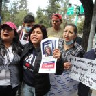 Elizabeth Otavalo junto a familiares y amigos de María Belén Bernal, desaparecida el 11de septiembre exigen justicia en las afueras de la Unidad de Flagrancia