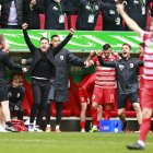 Los jugadores y cuerpo técnico del Augsburgo celebran la victoria sobre el Bayern de Múnich