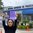Esta mañana un grupo de mujeres realizó una protesta en los exteriores de la Escuela Superior de la Policía en Pusuquí.