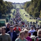 Funeral. Miles de personas hacen fila para poder ver el cuerpo de la reina.