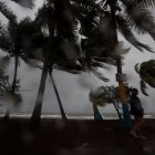 Una persona camina entre la lluvia y los fuertes vientos debido al paso de una tormenta por Puerto Rico, en una fotografía de archivo