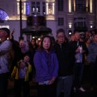 Un grupo de personas guardan un minuto de silencio por la reina Isabel II en Piccadilly Circus en Londres