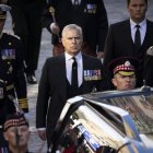El príncipe Andrés acompaña la procesión del ataúd de la difunta reina Isabel II el pasado día 12 en Edimburgo.