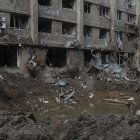 Un cráter junto al edificio del hotel dañado tras un bombardeo en la ciudad ucraniana oriental de Kramatorsk, en la región de Donetsk, este 18 de septiembre.