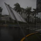 El huracán Fiona tocó este domingo tierra en el suroeste de Puerto Rico con vientos máximos sostenidos de 140 kilómetros por hora (85 millas),