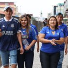 Los hinchas de Emelec mientras llegaban al estadio Capwell.