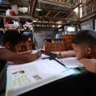 Nostalgia. En varios sectores populares de Guayaquil hay cientos de niños que ya no van a la escuela, pero desde sus casas todos los días ven pasar a quienes sí tienen la suerte de pertenecer al sistema educativo. 2. Empeño. Algunos niños no quieren perder el ritmo del aprendizaje y, aunque no van a la escuela, esperan pronto hacerlo.