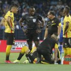 Paco Rodríguez, jugador de Barcelona, es atendido en el césped.