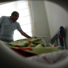 1. Postrada. La esposa de René hace dos años quedó parapléjica y él se hace cargo de ella junto con sus dos hijos.