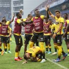 Damián Díaz, jugador de Barcelona, se toma la oreja en el césped tras el lanzamiento de un objeto desde las graderías del Capwell.