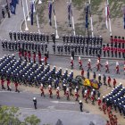 En un día ligeramente soleado en la capital británica, miles de personas se han colocado a ambos lados del recorrido de la procesión, en un ambiente de profundo silencio.