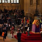 Miembros del público presentan sus respetos al pasar ante el féretro de la reina Isabel II en el interior de "Westminster Hall".