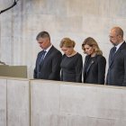 La primera dama ucraniana, Olena Zelenska (2D), y al primer ministro ucraniano, Denys Shmyhal (D), asisten a la capilla ardiente de la reina Isabel II en el Palacio de Westminster este 18 de septiembre 2022.