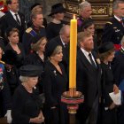 Captura de video de los reyes de España, Felipe VI y Letizia, junto a los eméritos, Juan Carlos y Sofía, en el funeral de Isabel II en la abadía de Westminster, en Londres, la primera imagen conjunta de los cuatro desde 2020.
