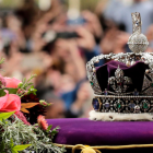 El ataúd de la reina Isabel II es transportado desde la Abadía de Westminster hacia el Castillo de Windsor este lunes.