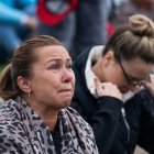 Una mujer se emociona al ver el funeral de estado de la reina Isabel II en la pantalla en Hyde Park en Londres este 19 de septiembre.