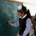 Una niña escribe "Palestina" en una pizarra de un aula de una escuela palestina en esta imagen de archivo.