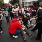 Personas permanecen en las calles hoy, después de activarse la alerta sísmica en la Ciudad de México (México) Un sismo de magnitud preliminar 6,8 sacudió este lunes el centro de México justo en el día de los aniversarios de los terremotos del 19 de septiembre de 1985 y de 2017, considerados los dos más destructivos de la historia reciente. EFE/José Méndez