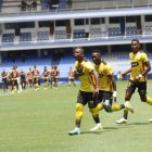Los jugadores de Barcelona celebran el tanto de Pedro Pablo Velasco que ayudó en la victoria final de 3-1.