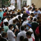 Personas permanecen en las calles hoy, después de activarse la alerta sísmica en la ciudad de Guadalajara, Jalisco (México).