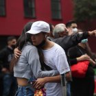 Personas permanecen en las calles hoy, después de activarse la alerta sísmica en la Ciudad de México (México).