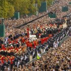 El féretro de la Reina Isabel II de Gran Bretaña es transportado a través del The Long Walk en el Castillo de Windsor este lunes.