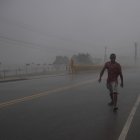 Un hombre camina en medio de una intensa ráfaga de viento y lluvia durante el paso del huracán Fiona, hoy, en Nagua (República Dominicana).