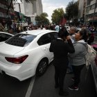 Una mujer es atendida por desmayo, al registrarse un sismo hoy en la Ciudad de México (México).