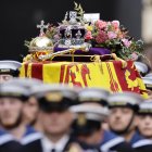 Militares portan el féretro de la reina Isabel II durante el Funeral de Estado celebrado este lunes en Londres. La reina Isabel II de Gran Bretaña murió en su finca escocesa, el castillo de Balmoral, el 8 de septiembre de 2022. La reina, de 96 años, era la monarca que más tiempo ha reinado en la historia de Gran Bretaña.